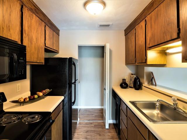 2 BR, 2 BA Apartment 2416 E Stone Dr Unit 400 400H, Kingsport, TN 37660