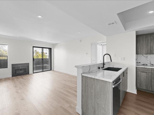 2 BR, 2 BA Apartment 2433 Barry Ave Los Angeles, CA 90064