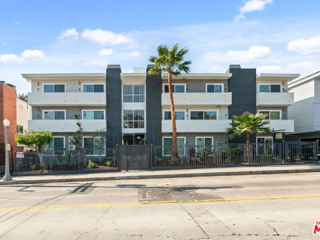 2 BR, 2 BA Apartment 2447 North Beachwood Drive, Los Angeles, CA 90068