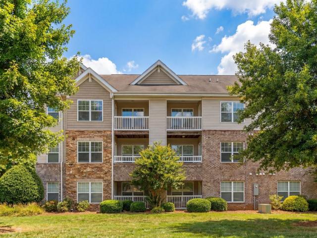 2 BR, 2 BA Apartment 2454 Hillcrest Center Circle Unit 204, Winston Salem, NC 27103