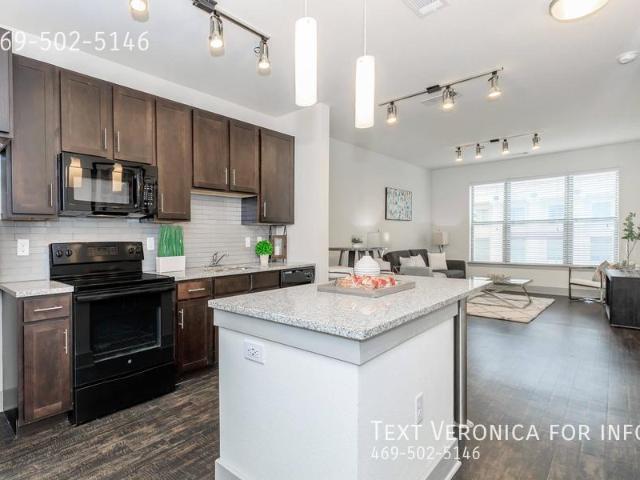 2 BR, 2 BA Apartment 250 West Lancaster Ave, Ft. Worth, TX 76102