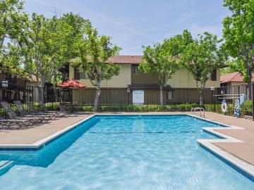 2 BR, 2 BA Apartment 2540 Country Hills Road Unit 121, Brea, CA 92821