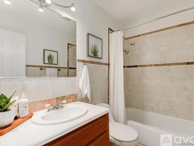 2 BR, 2 BA Apartment 2608 Broadway, Unit 2, San Diego, CA 92102