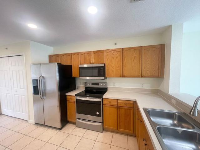 2 BR, 2 BA Apartment 2625 Emerald Lake Court Unit EMER2625, Kissimmee, FL 34744