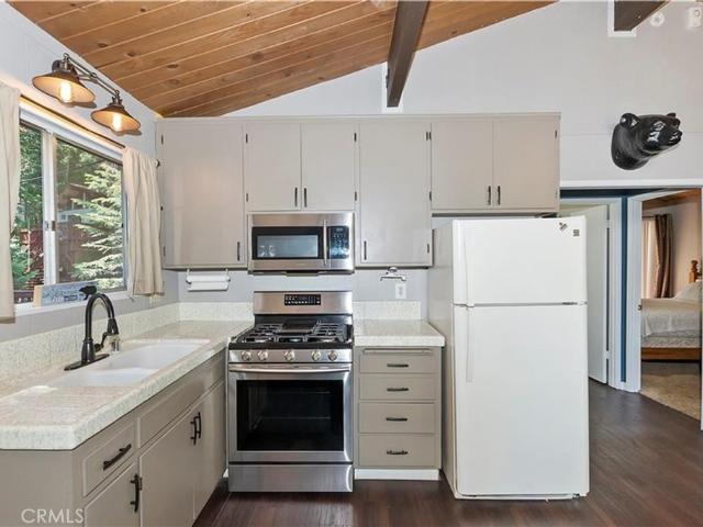 2 BR, 2 BA Apartment 28393 Larchmont Lane, Lake Arrowhead, CA 92352