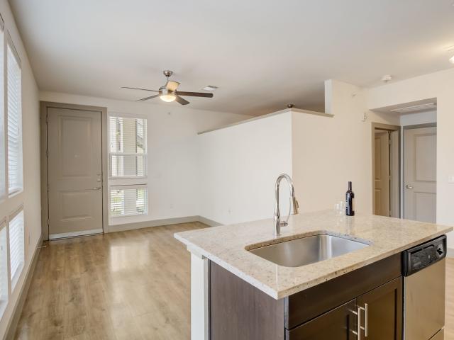 2 BR, 2 BA Apartment 2110 N Peak St Unit 2118, Dallas, TX 75204
