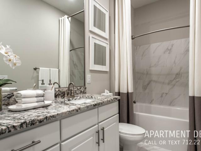 2 BR, 2 BA Apartment 2117 Austin StÂ, Houston, TX 77002