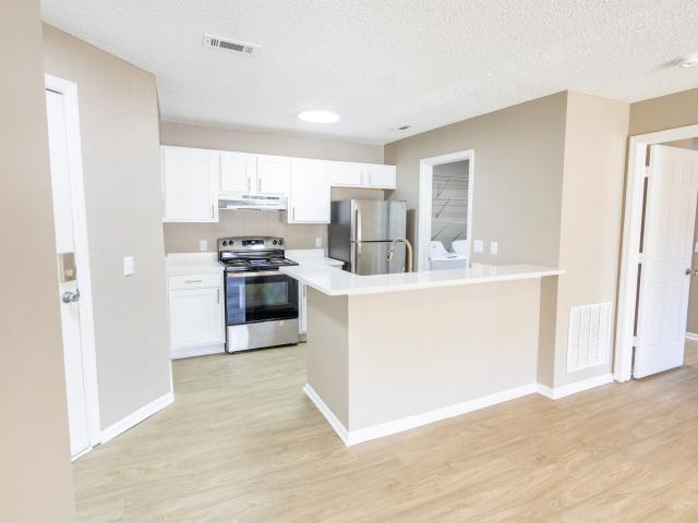 2 BR, 2 BA Apartment 211 Caledon Ct, Greenville, SC 29615