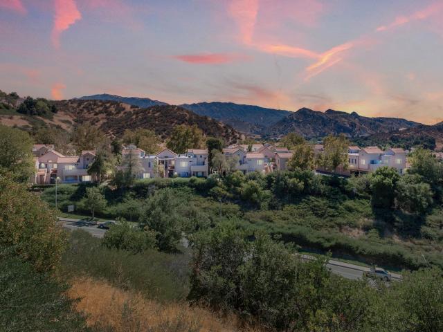 2 BR, 2 BA Apartment 21311 Alder Drive Unit 70 202, Newhall, CA 91321