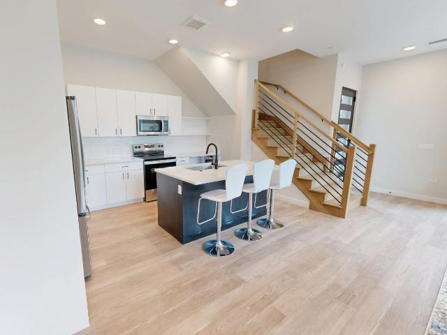 2 BR, 2 BA Apartment 220 West Liberty Drive Unit 422, Wheaton, IL 60187