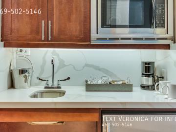 2 BR, 2 BA Apartment 2215 Cedar Springs Rd, Dallas, TX 75201