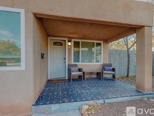 2 BR, 2 BA Apartment 221 Girard Boulevard Southeast, Unit 1 Furnished, Albuquerque, NM 87106