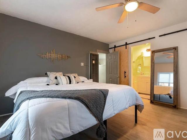2 BR, 2 BA Apartment 221 Girard Boulevard Southeast, Unit 2, Albuquerque, NM 87106