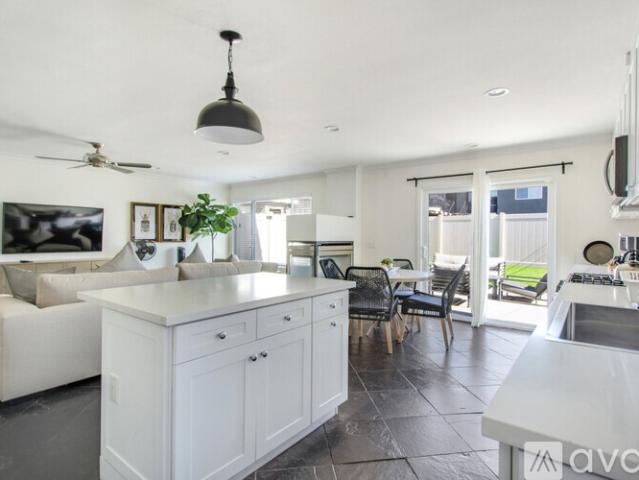 2 BR, 2 BA Apartment 2300 Delaware St, Unit 1, Huntington Beach, CA 92648