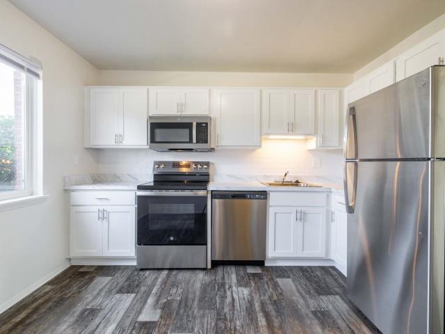 2 BR, 2 BA Apartment 23600 Lamplighter Dr Unit 16 0303, Southfield, MI 48075