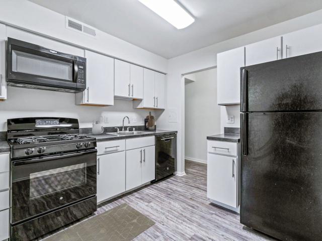 2 BR, 2 BA Apartment 345 West Side Drive Unit 389 0302, Gaithersburg, MD 20878