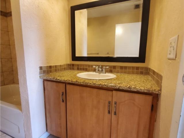 2 BR, 2 BA Apartment 3704 Broadway, Fort Myers, FL 33901