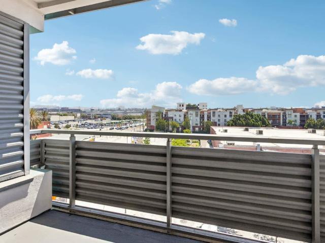 2 BR, 2 BA Apartment 375 East 2nd Street Unit 402, Los Angeles, CA 90012