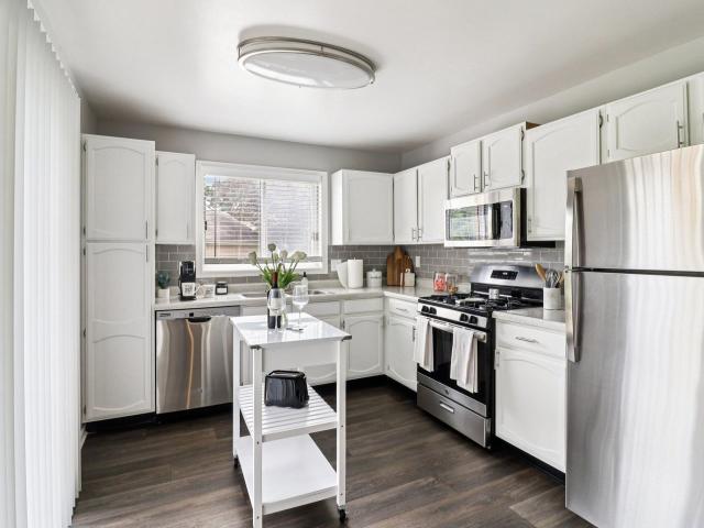 2 BR, 2 BA Apartment 390 Brittany Court Unit 355H, Geneva, IL 60134