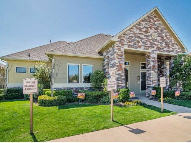 2 BR, 2 BA Apartment 303 N. Hyde Park Unit 0614, Cleburne, TX 76033