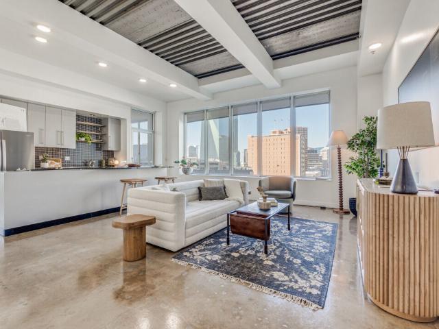 2 BR, 2 BA Apartment 300 North Akard Street Unit 2606, Dallas, TX 75201