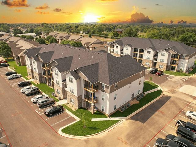 2 BR, 2 BA Apartment 301 East Center Street Unit 906, Rogersville, MO 65742