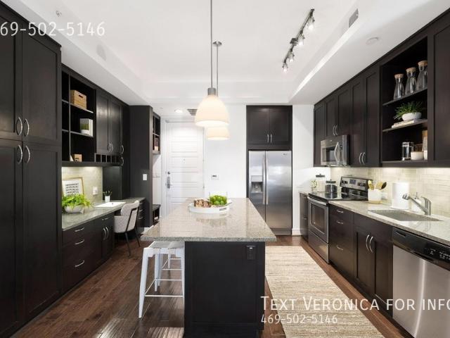 2 BR, 2 BA Apartment 3100 Carlisle St, Dallas, TX 75204