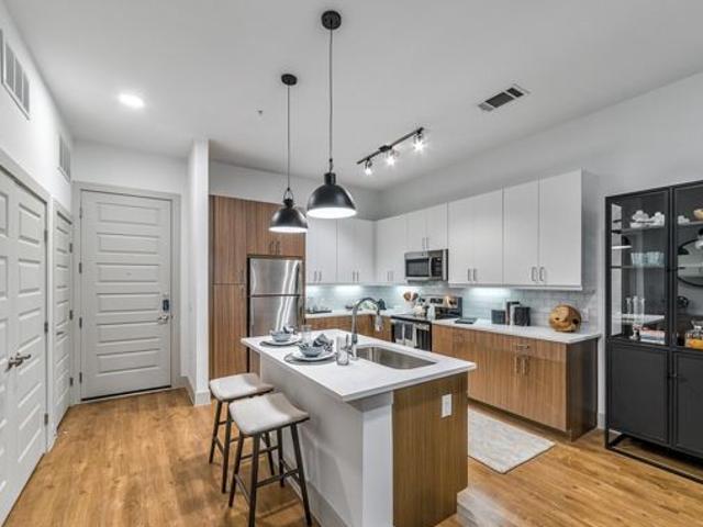2 BR, 2 BA Apartment 316 S Hall St, Dallas, TX 75226