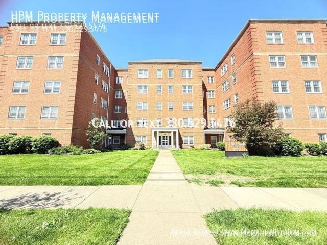 2 BR, 2 BA Apartment 3310 Warrensville Center Rd 3310 Warrensville Center Rd, Shaker Heights, OH 44122