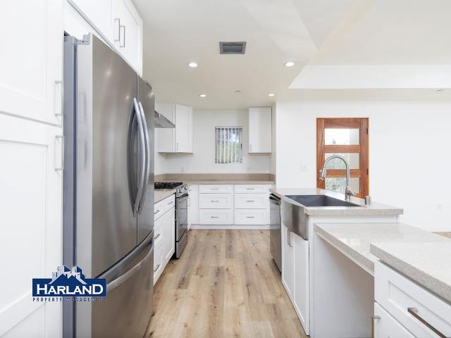 2 BR, 2 BA Apartment 3333 Reynard Way 16, San Diego, CA 92103