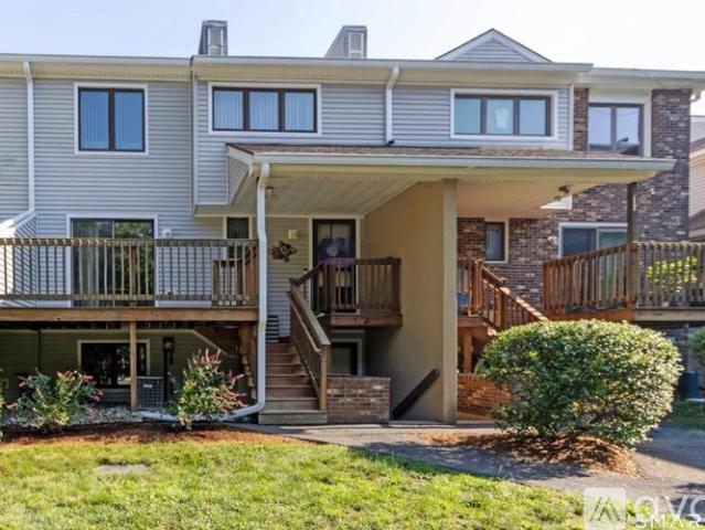 2 BR, 2 BA Apartment 3 Dutton Place Way, Unit 3, Glastonbury, CT 06033