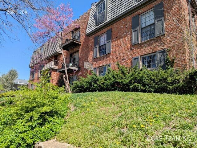 2 BR, 2 BA Apartment 4433 Jarboe St Kansas City, MO 64111