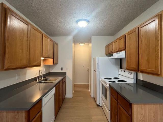 2 BR, 2 BA Apartment 4631 SW Luradel St, Portland, OR 97219