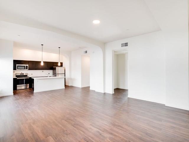 2 BR, 2 BA Apartment 4690 Tompkins Avenue, Oakland, CA 94619