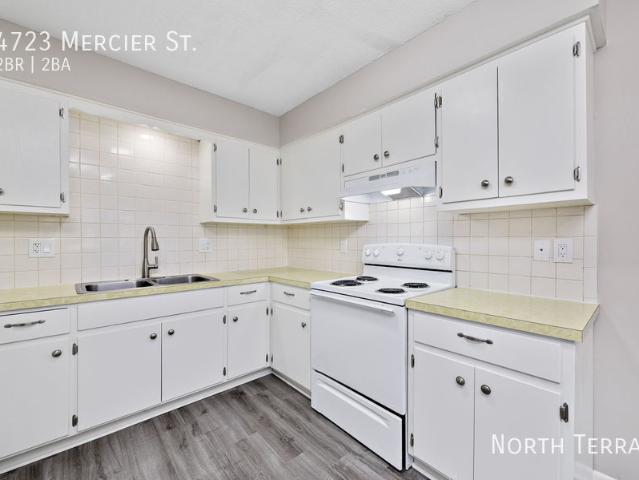 2 BR, 2 BA Apartment 4723 Mercier St Kansas City, MO 64112