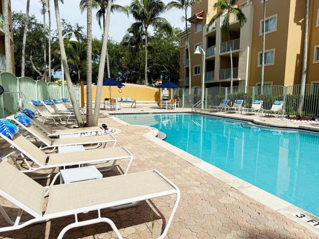 2 BR, 2 BA Apartment 4001 North Pine Island Road Unit 405, Fort Lauderdale, FL 33351