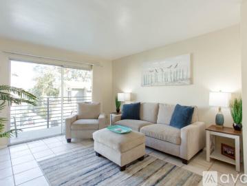 2 BR, 2 BA Apartment 4011 Lamont St, Unit #2G, San Diego, CA 92109