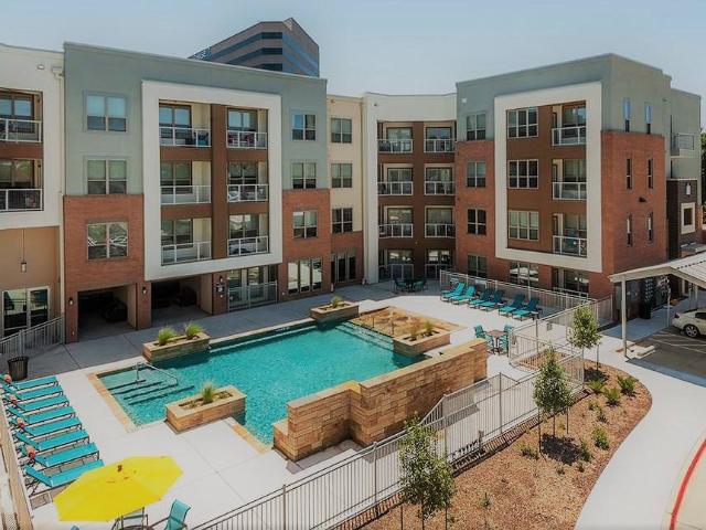 2 BR, 2 BA Apartment 404 E Border St Unit 301, Arlington, TX 76010