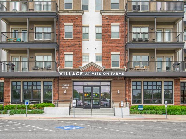 2 BR, 2 BA Apartment 4080 Indian Creek Parkway Unit 345, Overland Park, KS 66207