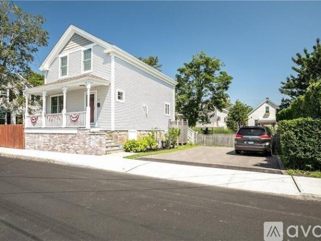 2 BR, 2 BA Apartment 40 Grafton Avenue, Newport, RI 02840