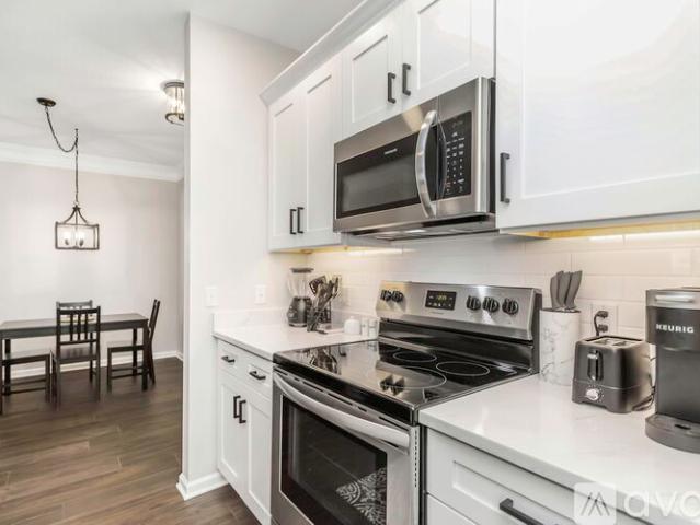 2 BR, 2 BA Apartment 4207 S Dale Mabry Hwy, Unit 8201, Tampa, FL 33611