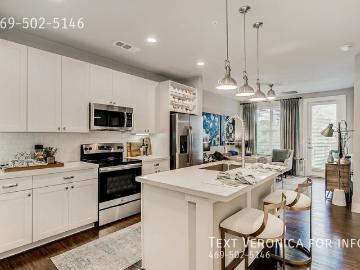 2 BR, 2 BA Apartment 4217 Swiss Ave, Dallas, TX 75204