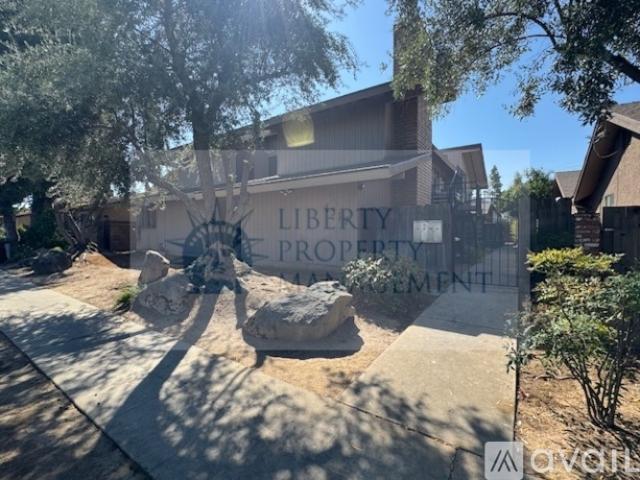 2 BR, 2 BA Apartment 4317 N Emerson Ave, Unit 202, Fresno, CA 93705