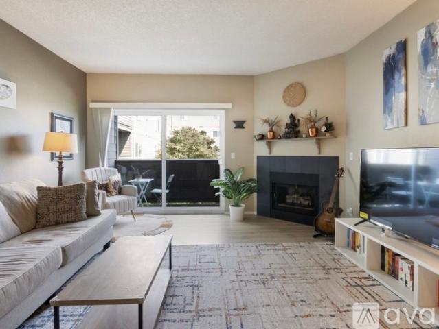 2 BR, 2 BA Apartment 4320 South Corbett Avenue, Unit 114, Portland, OR 97239