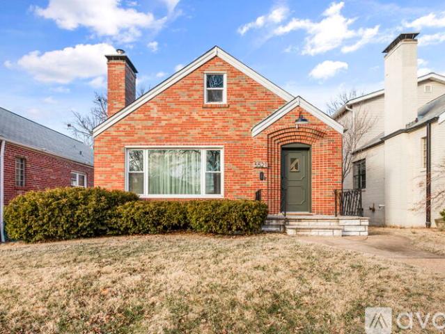 2 BR, 2 BA Apartment 5521 Mardel Ave, St. Louis, MO 63109