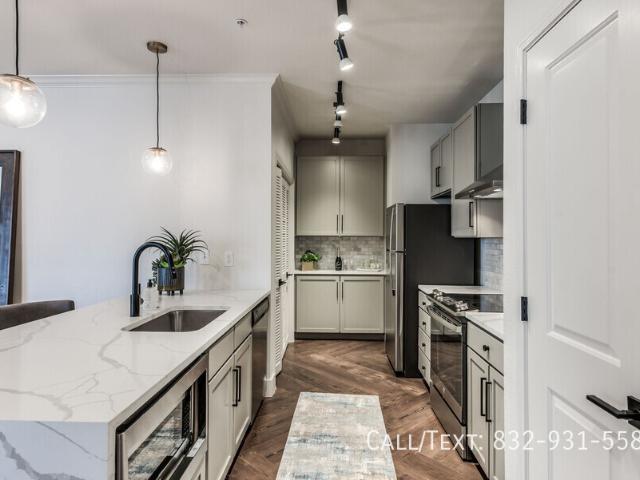2 BR, 2 BA Apartment 552 Gillette St, Houston, TX 77019