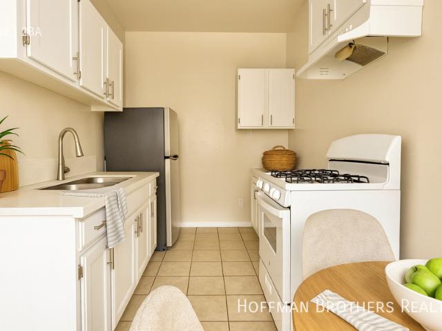 2 BR, 2 BA Apartment 5606 S Figueroa St, Los Angeles, CA 90037