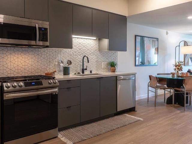 2 BR, 2 BA Apartment 5620 De Longpre Avenue Unit 635, Los Angeles, CA 90028