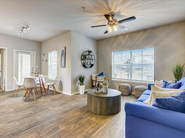 2 BR, 2 BA Apartment 5700 Median Way Unit 1011, Arlington, TX 76017