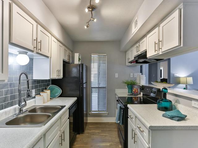 2 BR, 2 BA Apartment 5700 South Hulen Street Unit 101, Fort Worth, TX 76132